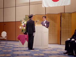 写真:吉住区長からの表彰式授与