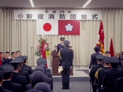 写真:新宿消防団長から表彰状授与