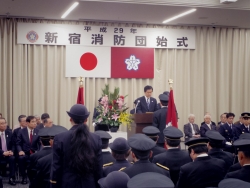 写真:消防団員へ表彰状を授与する吉住区長