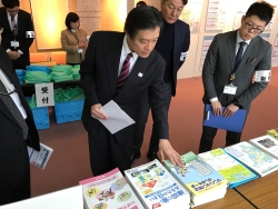 写真:ロビーの展示物を視察する吉住区長