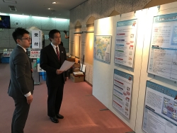 写真:展示パネルについて説明を受ける吉住区長