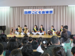 写真：民族楽器を演奏する子どもたち