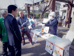 写真：あさひ児童遊園を視察する吉住区長