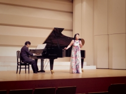 写真:井坂さんと松川さんによるシューベルトの歌曲演奏の様子