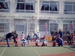 写真:子供たちの消火訓練の様子