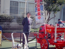 写真:消火訓練を見学する吉住区長
