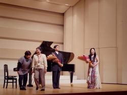 写真:井坂さん、松川さんへ花束贈呈