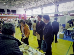 写真:伊那市展示を見る吉住区長