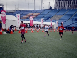写真:ゴールを目指して走る選手たち