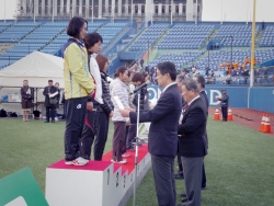 写真:ハーフマラソン女子の表彰式