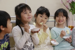 写真：リンゴを食べる子供たち