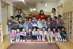 写真:ひな人形の前で集合写真