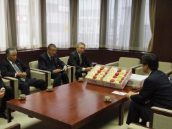 写真:つがる弘前農協の皆さんと談話する吉住区長