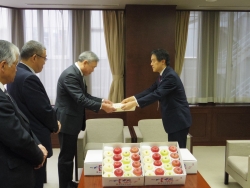 写真:感謝状を受け取るつがる弘前農協の皆さん