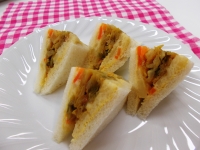 写真:カレー野菜ポテトサラダサンドイッチ