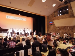 写真:会場の皆さんも一緒に歌う