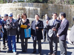 写真:危機管理担当部長による情報伝達訓練