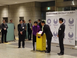 写真:都知事と吉住区長による携帯電話投入の様子