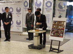 写真:都立足立工業高校生による回収セレモニー