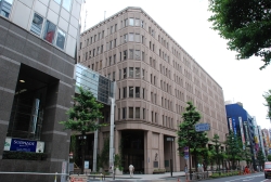 写真:新宿区役所外観