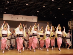 写真:つつじ連による踊り