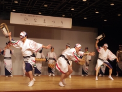 写真:つつじ連による踊り
