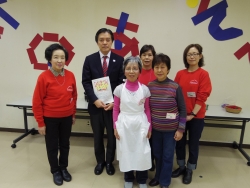 写真:新宿区女性海外研修者の会の皆さんと記念撮影