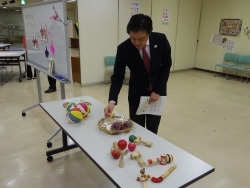 写真:日本の遊びコーナーを見学する吉住区長