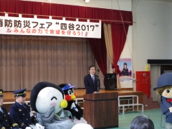写真:あいさつする吉住区長