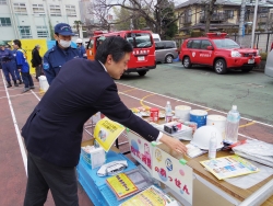 写真:展示を視察する吉住区長