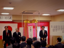 写真:来賓によるくす玉割り