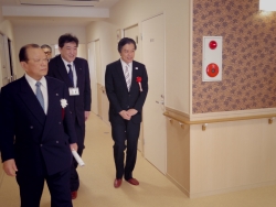 写真:理事長より説明をうける吉住区長
