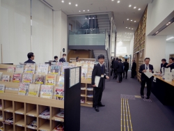 写真:1階雑誌フロア