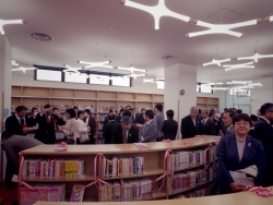 写真:出席者で書架のテープカット
