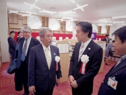 写真:酒井教育長から説明を受ける吉住区長
