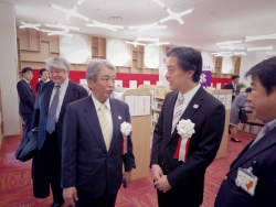 写真：酒井教育長から説明を受ける吉住区長