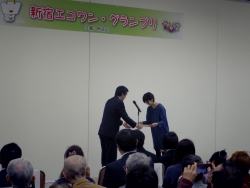 写真:個人・ファミリー部門表彰状授与