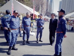 写真:消防署の皆さんと話をする吉住区長