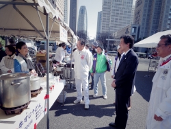写真:参加団体の皆さんへあいさつする吉住区長
