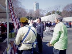 写真：会場内を視察する吉住区長