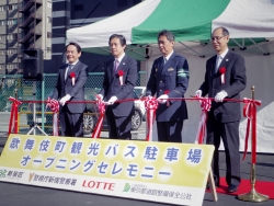 写真:テープカット