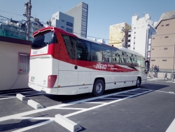 写真：駐車場に最初のバス入庫