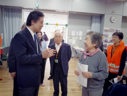 写真:地区協の皆さんとお話しする吉住区長