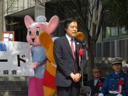写真:あいさつする吉住区長
