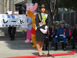 写真：一日署長の三井梨沙子さん