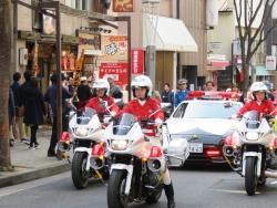 写真:白バイ隊の先導でパレードスタート