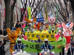 写真：ピーポくんファミリーと牛込交通少年団・牛込防犯協会の皆さん