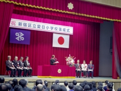 写真:あいさつする愛日小学校長