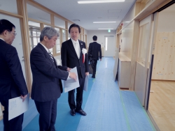 写真:学校内を視察する吉住区長