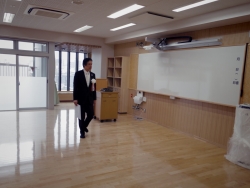 写真:教室内の設備を視察する吉住区長